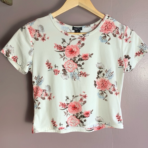 RUE21 FLORAL CROP TOP SHORT SLEEVE - Picture 3 of 6